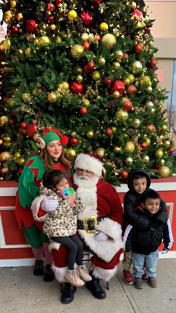 Photos-with-Santa-at-College-Point-Center